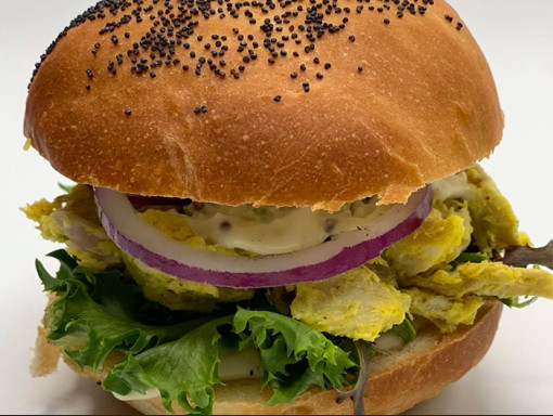 Sandwich au poulet au cari